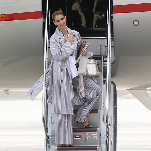Celine Dion quitte l'hôtel Royal Monceau avec ses enfants et prend un jet privé au Bourget le 10 août 2017.