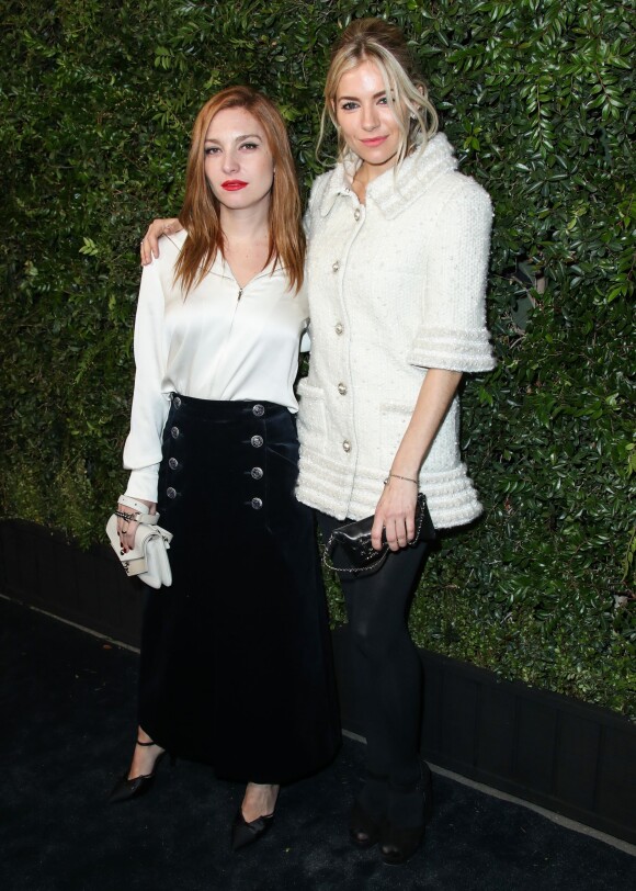 Josephine De La Baume, Sienna Miller lors du dîner "Chanel and Charles Finch Pre-Oscar Awards" au restaurant Madeo à Los Angeles, le 3 mars 2018.