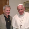 Le journaliste Daniel Duigou est devenu prêtre. On le voit ici avec le pape François.