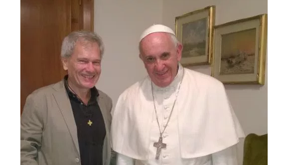 Le journaliste Daniel Duigou est devenu prêtre. On le voit ici avec le pape François.