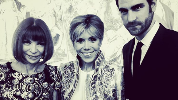 Brigitte Macron, très stylée au côté de son charmant styliste et Anna Wintour