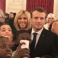 Brigitte et Emmanuel Macron au milieu de leurs jeunes invités pour une nouvelle édition des "Jeudis de l'Elysée" le 1er mars 2018