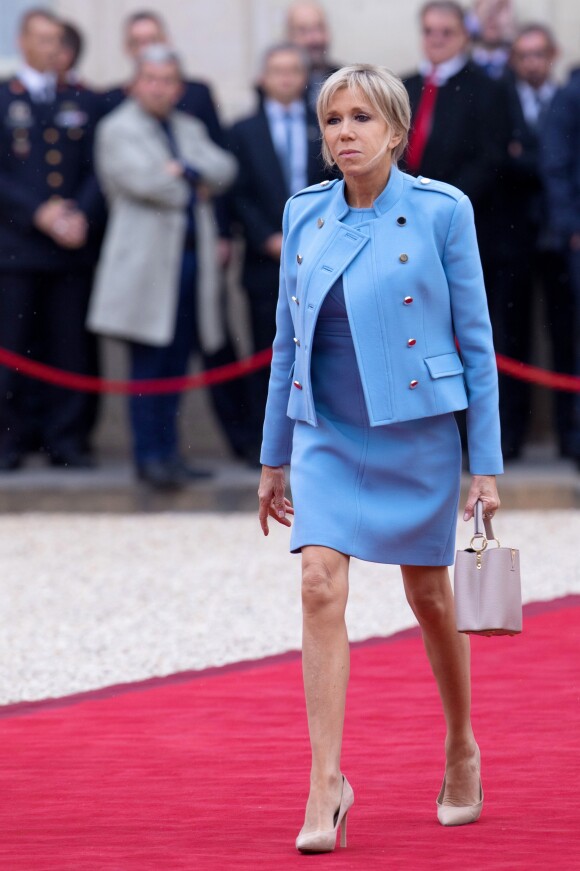 Brigitte Macron (robe bleue lavande, qui lui est prêtée par Louis Vuitton, conçue par N. Ghesquière) - Passation de pouvoir entre Emmanuel Macron et François Hollande au Palais de l'Elysée à Paris le 14 mai 2017. © Cyril Moreau / Bestimage