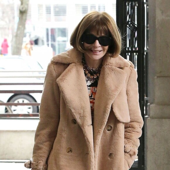 Exclusif - Anna Wintour prend le train après la fashion week à Milan en Italie le 25 février 2018.