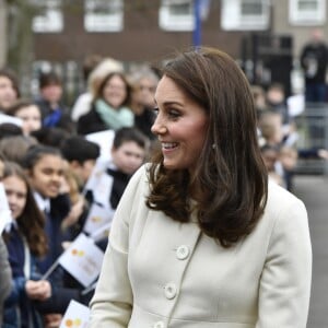 Kate Middleton, duchesse de Cambridge, enceinte de huit mois et vêtue d'un manteau Jojo Maman Bébé, visitait le 6 mars 2018 l'école primaire Pegasus à Oxford pour y observer le travail de l'association Family Links UK.