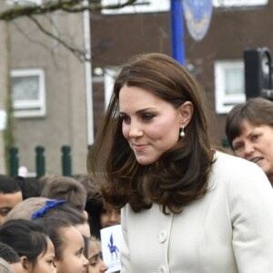 Kate Middleton, duchesse de Cambridge, enceinte de huit mois et vêtue d'un manteau Jojo Maman Bébé, visitait le 6 mars 2018 l'école primaire Pegasus à Oxford pour y observer le travail de l'association Family Links UK.