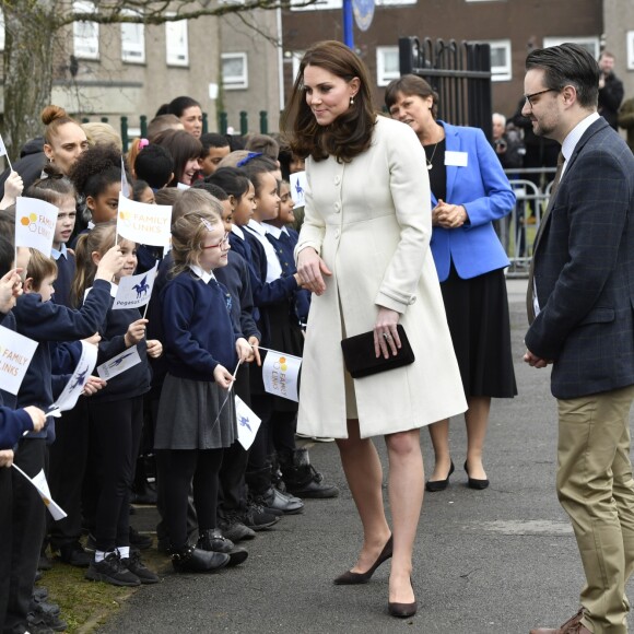 Kate Middleton, duchesse de Cambridge, enceinte de huit mois et vêtue d'un manteau Jojo Maman Bébé, visitait le 6 mars 2018 l'école primaire Pegasus à Oxford pour y observer le travail de l'association Family Links UK.