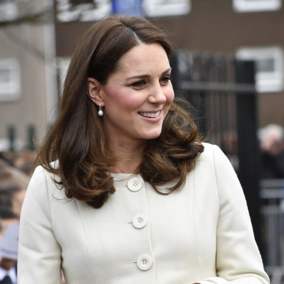 Kate Middleton, duchesse de Cambridge, enceinte de huit mois et vêtue d'un manteau Jojo Maman Bébé, visitait le 6 mars 2018 l'école primaire Pegasus à Oxford pour y observer le travail de l'association Family Links UK.