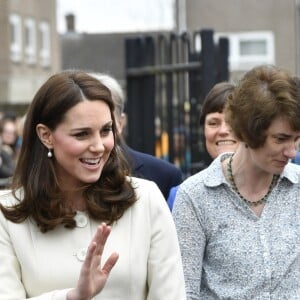 Kate Middleton, duchesse de Cambridge, enceinte de huit mois et vêtue d'un manteau Jojo Maman Bébé, visitait le 6 mars 2018 l'école primaire Pegasus à Oxford pour y observer le travail de l'association Family Links UK.