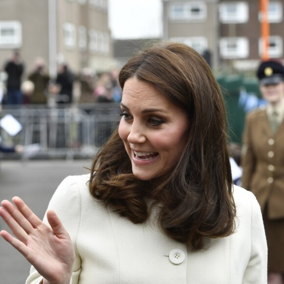 Kate Middleton, duchesse de Cambridge, enceinte de huit mois et vêtue d'un manteau Jojo Maman Bébé, visitait le 6 mars 2018 l'école primaire Pegasus à Oxford pour y observer le travail de l'association Family Links UK.