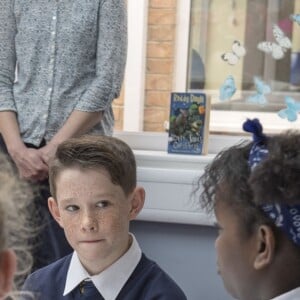 Kate Middleton, duchesse de Cambridge, enceinte de huit mois et vêtue d'un manteau Jojo Maman Bébé, visitait le 6 mars 2018 l'école primaire Pegasus à Oxford pour y observer le travail de l'association Family Links UK.