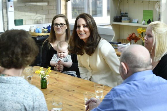 Kate Middleton, duchesse de Cambridge, enceinte de huit mois et vêtue d'un manteau Jojo Maman Bébé, visitait le 6 mars 2018 l'école primaire Pegasus à Oxford pour y observer le travail de l'association Family Links UK.