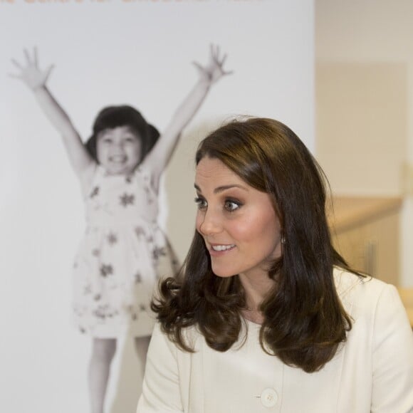 La duchesse Catherine de Cambridge, enceinte de huit mois et vêtue d'un manteau Jojo Maman Bébé, visitait le 6 mars 2018 l'école primaire Pegasus à Oxford pour y observer le travail de l'association Family Links UK.