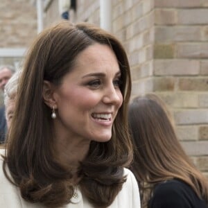 La duchesse Catherine de Cambridge, enceinte de huit mois et vêtue d'un manteau Jojo Maman Bébé, visitait le 6 mars 2018 l'école primaire Pegasus à Oxford pour y observer le travail de l'association Family Links UK.