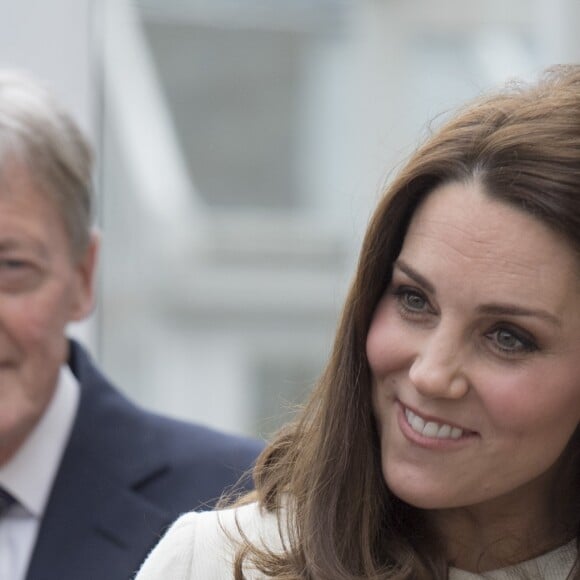 La duchesse Catherine de Cambridge, enceinte de huit mois et vêtue d'un manteau Jojo Maman Bébé, visitait le 6 mars 2018 l'école primaire Pegasus à Oxford pour y observer le travail de l'association Family Links UK.