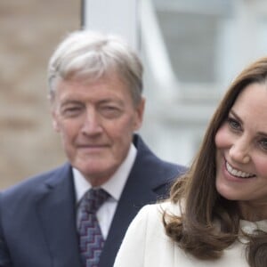 La duchesse Catherine de Cambridge, enceinte de huit mois et vêtue d'un manteau Jojo Maman Bébé, visitait le 6 mars 2018 l'école primaire Pegasus à Oxford pour y observer le travail de l'association Family Links UK.