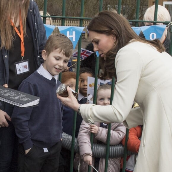 La duchesse Catherine de Cambridge, enceinte de huit mois et vêtue d'un manteau Jojo Maman Bébé, visitait le 6 mars 2018 l'école primaire Pegasus à Oxford pour y observer le travail de l'association Family Links UK.