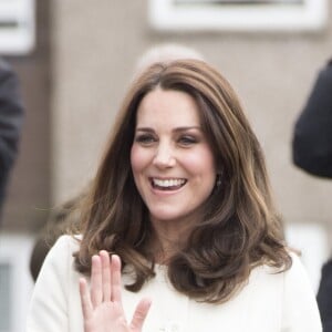 La duchesse Catherine de Cambridge, enceinte de huit mois et vêtue d'un manteau Jojo Maman Bébé, visitait le 6 mars 2018 l'école primaire Pegasus à Oxford pour y observer le travail de l'association Family Links UK.