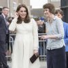 La duchesse Catherine de Cambridge, enceinte de huit mois et vêtue d'un manteau Jojo Maman Bébé, visitait le 6 mars 2018 l'école primaire Pegasus à Oxford pour y observer le travail de l'association Family Links UK.