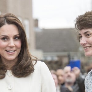 La duchesse Catherine de Cambridge, enceinte de huit mois et vêtue d'un manteau Jojo Maman Bébé, visitait le 6 mars 2018 l'école primaire Pegasus à Oxford pour y observer le travail de l'association Family Links UK.