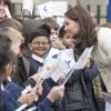 La duchesse Catherine de Cambridge, enceinte de huit mois et vêtue d'un manteau Jojo Maman Bébé, visitait le 6 mars 2018 l'école primaire Pegasus à Oxford pour y observer le travail de l'association Family Links UK.