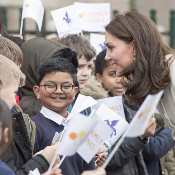 La duchesse Catherine de Cambridge, enceinte de huit mois et vêtue d'un manteau Jojo Maman Bébé, visitait le 6 mars 2018 l'école primaire Pegasus à Oxford pour y observer le travail de l'association Family Links UK.