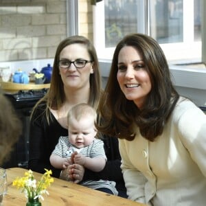 La duchesse Catherine de Cambridge, enceinte de huit mois et vêtue d'un manteau Jojo Maman Bébé, visitait le 6 mars 2018 l'école primaire Pegasus à Oxford pour y observer le travail de l'association Family Links UK.