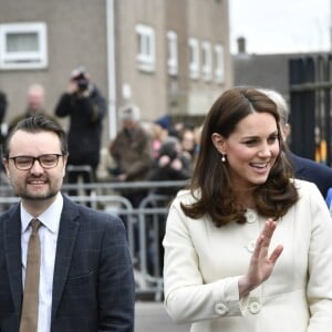 La duchesse Catherine de Cambridge, enceinte de huit mois et vêtue d'un manteau Jojo Maman Bébé, visitait le 6 mars 2018 l'école primaire Pegasus à Oxford pour y observer le travail de l'association Family Links UK.