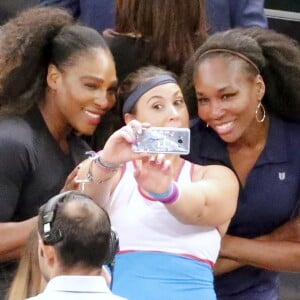 Serena Williams, Marion Bartoli et Venus Williams font des selfies - Le retour de Marion Bartoli lors du mini-tournoi d'exhibition Tie Break Tens au Madison Square Garden à New York, le 5 mars 2018. © Charles Guerin/Bestimage