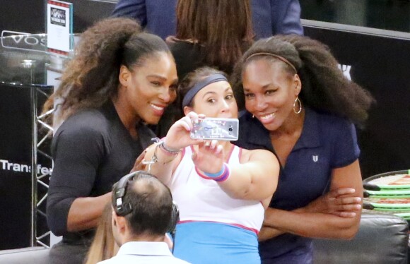 Serena Williams, Marion Bartoli et Venus Williams font des selfies - Le retour de Marion Bartoli lors du mini-tournoi d'exhibition Tie Break Tens au Madison Square Garden à New York, le 5 mars 2018. © Charles Guerin/Bestimage