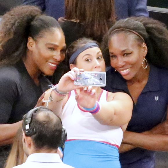 Serena Williams, Marion Bartoli et Venus Williams font des selfies - Le retour de Marion Bartoli lors du mini-tournoi d'exhibition Tie Break Tens au Madison Square Garden à New York, le 5 mars 2018. © Charles Guerin/Bestimage