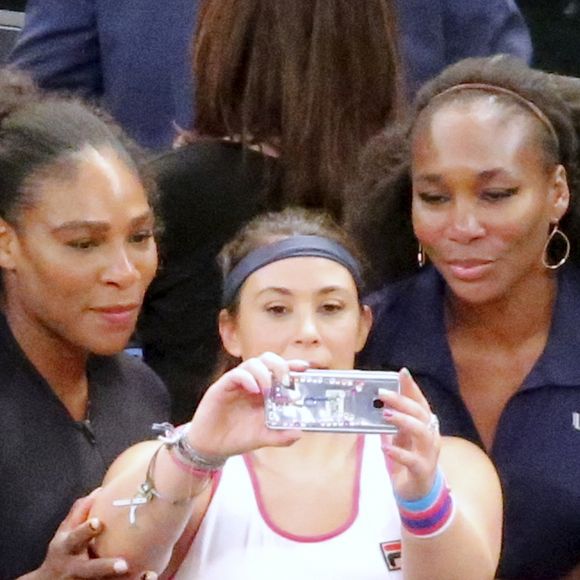 Serena Williams, Marion Bartoli et Venus Williams font des selfies - Le retour de Marion Bartoli lors du mini-tournoi d'exhibition Tie Break Tens au Madison Square Garden à New York, le 5 mars 2018. © Charles Guerin/Bestimage