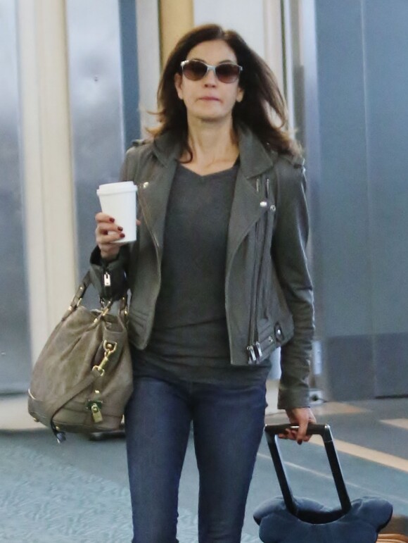 Exclusif - Teri Hatcher arrive à l'aéroport de Vancouver pour prendre l'avion à destination de Los Angeles, le 14 avril 2017
