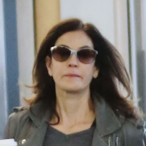 Exclusif - Teri Hatcher arrive à l'aéroport de Vancouver pour prendre l'avion à destination de Los Angeles, le 14 avril 2017