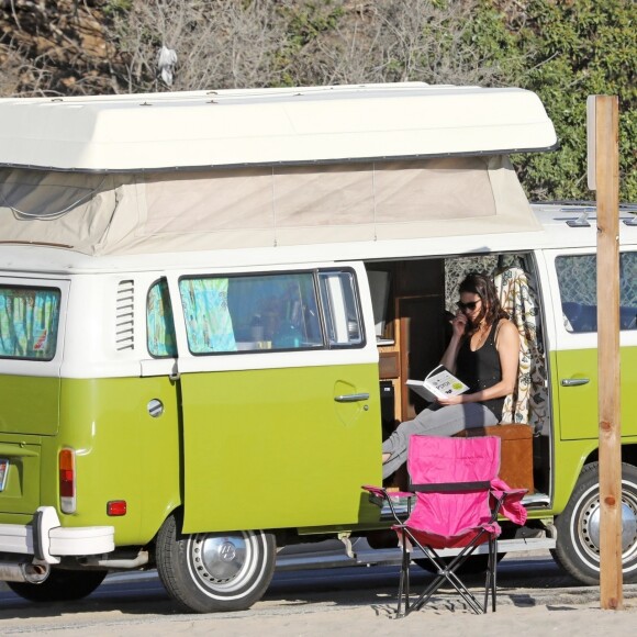 Exclusif - Teri Hatcher dans un van Volkswagen lui appartenant sur une plage à Malibu. Le 22 février 2018