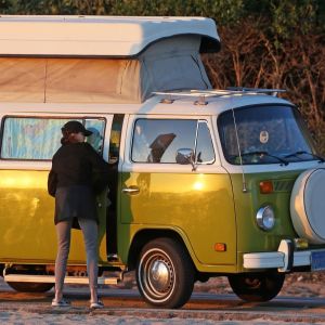 Exclusif - Teri Hatcher dans un van Volkswagen lui appartenant sur une plage à Malibu. Le 22 février 2018