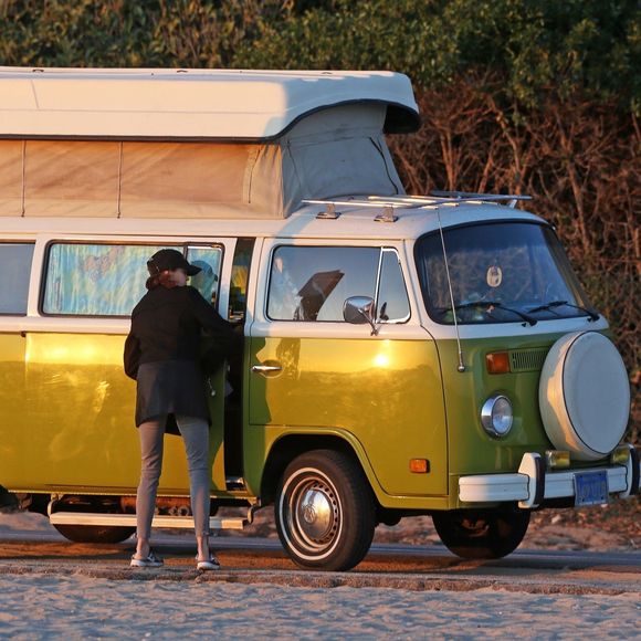 Exclusif - Teri Hatcher dans un van Volkswagen lui appartenant sur une plage à Malibu. Le 22 février 2018