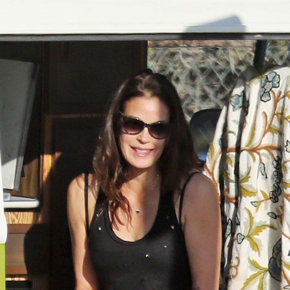 Exclusif - Teri Hatcher dans un van Volkswagen lui appartenant sur une plage à Malibu. Le 22 février 2018