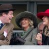 Camilla Parker Bowles, duchesse de Cornouailles, et ses enfants Tom Parker Bowles et Laura Lopes le 11 mars 2015 lors des courses au festival de Cheltenham.