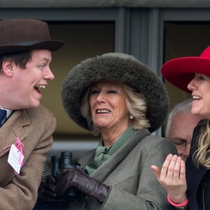 Camilla Parker Bowles, duchesse de Cornouailles, et ses enfants Tom Parker Bowles et Laura Lopes le 11 mars 2015 lors des courses au festival de Cheltenham.