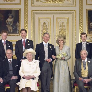 Photo du mariage du prince Charles et de Camilla Parker Bowles le 9 avril 2005 au château de Windsor, entourés du duc d'Edimbourg, de la reine Elizabeth II, des princes Harry et William (à gauche, du côté du marié) et du Major Bruce Shand et Tom et Laura Parker Bowles (à droite, du côté de la mariée). © Hugo Burnand/Clarence House/PA/ABACA.