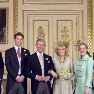 Photo du mariage du prince Charles et de Camilla Parker Bowles le 9 avril 2005 au château de Windsor, entourés de leurs enfants les princes Harry et William et Tom et Laura Parker Bowles. © Hugo Burnand/Clarence House/PA/ABACA.