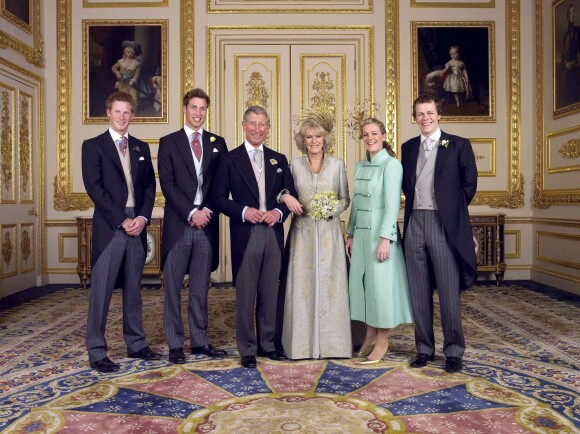 Photo du mariage du prince Charles et de Camilla Parker Bowles le 9 avril 2005 au château de Windsor, entourés de leurs enfants les princes Harry et William et Tom et Laura Parker Bowles. © Hugo Burnand/Clarence House/PA/ABACA.