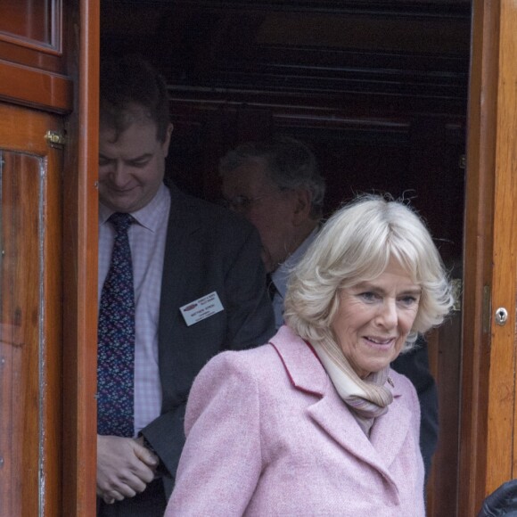 Camilla Parker Bowles, duchesse de Cornouailles rencontre les bénévoles qui ont restauré une locomotive ancienne à la gare de Haworth le 16 février 2018.