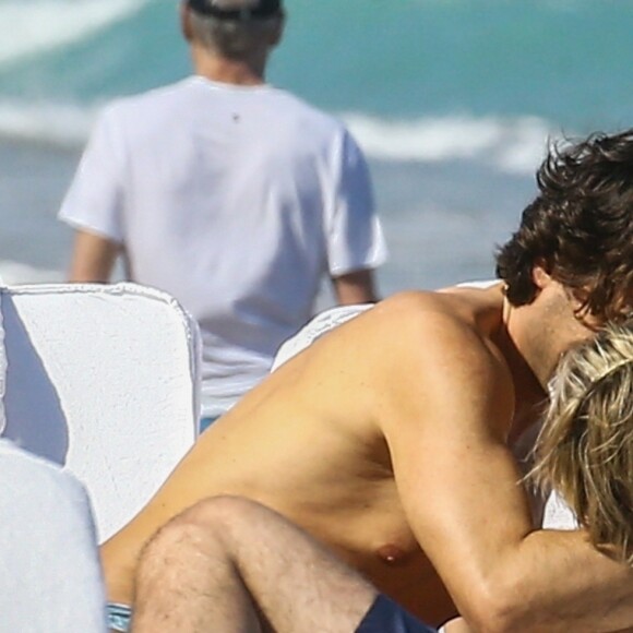 Sharon Stone profite de sa journée avec son nouveau compagnon sur une plage de Miami à la veille des ses 60 ans q'elle fêtera le 10 mars; Miami le 9 mars 2018.  Sharon Stone looked far from single on Thursday as she packed on the PDA with a younger man in Miami and even showed off a diamond ring on her wedding finger. The 59-year-old actress who celebrates her birthday on Saturday, looked incredible in a tiny bikini and striped pants. Miami March 9, 2018.09/03/2018 - Miami