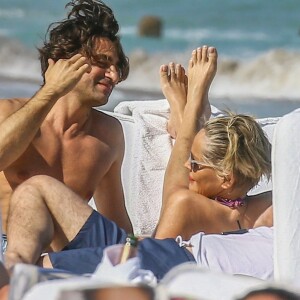 Sharon Stone profite de sa journée avec son nouveau compagnon sur une plage de Miami à la veille des ses 60 ans q'elle fêtera le 10 mars; Miami le 9 mars 2018.  Sharon Stone looked far from single on Thursday as she packed on the PDA with a younger man in Miami and even showed off a diamond ring on her wedding finger. The 59-year-old actress who celebrates her birthday on Saturday, looked incredible in a tiny bikini and striped pants. Miami March 9, 2018.09/03/2018 - Miami