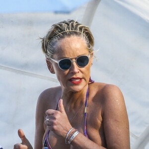 Sharon Stone profite de sa journée avec son nouveau compagnon sur une plage de Miami à la veille des ses 60 ans q'elle fêtera le 10 mars; Miami le 9 mars 2018.  Sharon Stone looked far from single on Thursday as she packed on the PDA with a younger man in Miami and even showed off a diamond ring on her wedding finger. The 59-year-old actress who celebrates her birthday on Saturday, looked incredible in a tiny bikini and striped pants. Miami March 9, 2018.09/03/2018 - Miami