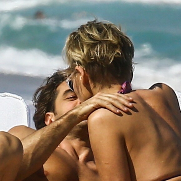 Sharon Stone profite de sa journée avec son nouveau compagnon sur une plage de Miami à la veille des ses 60 ans q'elle fêtera le 10 mars; Miami le 9 mars 2018.  Sharon Stone looked far from single on Thursday as she packed on the PDA with a younger man in Miami and even showed off a diamond ring on her wedding finger. The 59-year-old actress who celebrates her birthday on Saturday, looked incredible in a tiny bikini and striped pants. Miami March 9, 2018.09/03/2018 - Miami