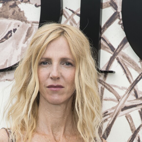 Sandrine Kiberlain lors du photocall du défilé de mode Haute-Couture automne-hiver 2017/2018 "Christian Dior" à l'Hôtel des Invalides à Paris, le 3 juillet 2017 © Olivier Borde/Bestimage