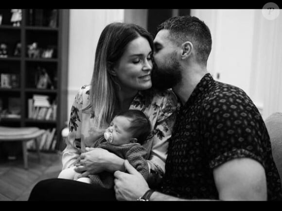 Luka Karabatic avec sa compagen Jeny Priez et leur fille Deva. Instagram, el 25 décembre 2017.